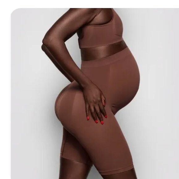 Skims maternity sculpting shorts - Picture 2 of 4